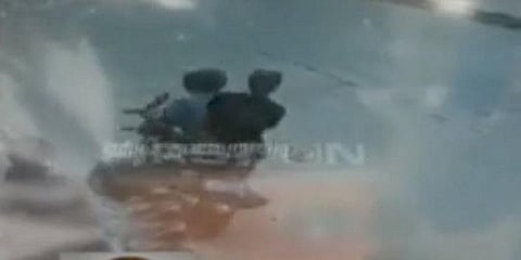திருட்டு பைக்கில் சென்று செல்போன் பறித்த காதல் ஜோடி கைது 