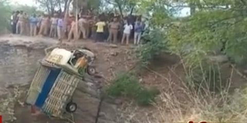 கிணற்றுக்குள் விழுந்து சரக்கு வாகனம் விபத்து : 8 பேர்  உயிரிழப்பு