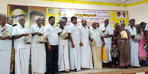 சம்பள பணத்தை சலவை தொழிலாளிகளுக்கு தானமாக வழங்கிய எம்எல்ஏ 