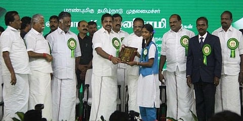 நீர்நிலைகளை சொந்த முயற்சியில் தூர்வாரும் இளைஞர்கள் : பரிசுத்தொகையை பரிசளித்த பத்தாம் வகுப்பு மாணவி 