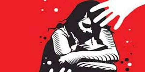 தனித்து வாழ்ந்த பெண்ணுக்கு பாலியல் தொல்லை - கமிஷனரிடம் புகார்