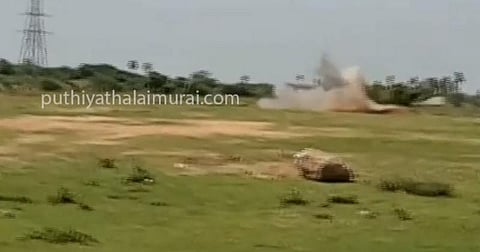 ரிமோட் மூலம் வெடிக்கச் செய்து வெடிகுண்டு செயலிழப்பு - வீடியோ காட்சி