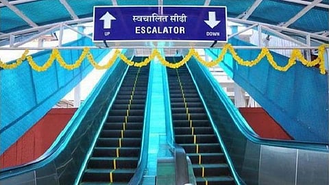 எஸ்கலேடரிலிருந்து விழுந்து உயிரிழந்த 74 வயது முதியவர் 