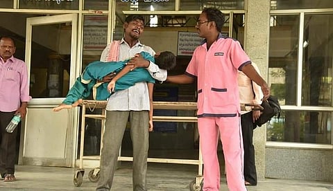 ஆம்புலன்ஸ் வசதி இல்லை.. மகளின் சடலத்தை கையில் சுமந்து சென்ற தந்தை..!