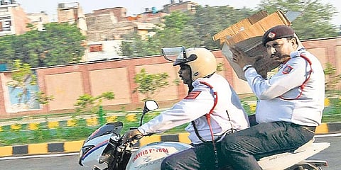 சாலை விதிகளை மீறும் காவலர்களுக்கு இருமடங்கு அபராதம் - டெல்லி போலீசார்