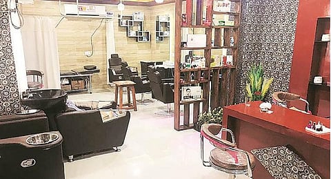 திகார் சிறையில் புதிய அழகு நிலையம்: வரிசையில் நிற்கும் கைதிகள்