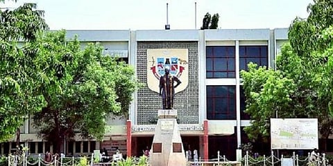 பாலியல் புகாரில் பேராசிரியரின் கட்டாய ஓய்வுக்கு இடைக்காலத்தடை - உயர்நீதிமன்ற மதுரை கிளை 