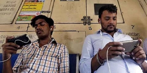 அமெரிக்கர்கள் Vs இந்தியர்கள் - இணையதளத்தில் யாருக்கு முதலிடம்? 