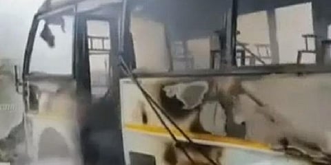 வேன் மீது பைக் மோதி விபத்து : அண்ணன் - தம்பி உயிரிழப்பு 