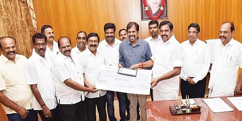 ‘அம்மா’ படப்பிடிப்பு த‌ளம் அமைக்க ரூ.1 கோடி - காசோலை வழங்கிய தமிழக முதல்வர்