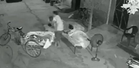 வீட்டிற்கு வெளியே தூங்கி கொண்டிருந்த குழந்தையை கடத்த முயன்ற நபர் - சிசிடிவி வீடியோ 