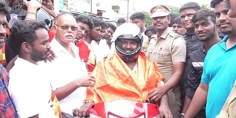 பேனருக்கு பதில் இலவச ‘ஹெல்மெட்கள்’ - சூர்யா ரசிகர்களின் ‘காப்பான்’ கொண்டாட்டம்