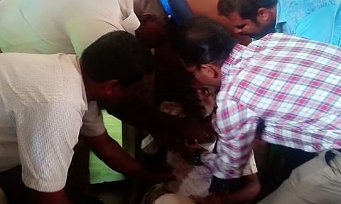 நடுரோட்டில் மயங்கி விழுந்த முதியவரை ஆசுவாசப்படுத்திய ஆட்சியர்