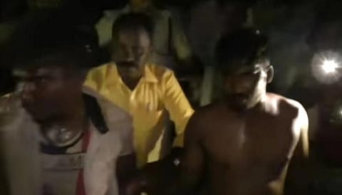சிறுமியை காரில் கடத்திய இளைஞர்கள்: தர்ம அடி கொடுத்த பொது மக்கள்