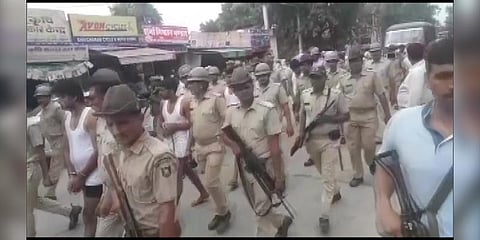நடுரோட்டில் 13 கைதிகளை உள்ளாடையுடன் 2 கி.மீ அழைத்துச் சென்ற போலீசார்