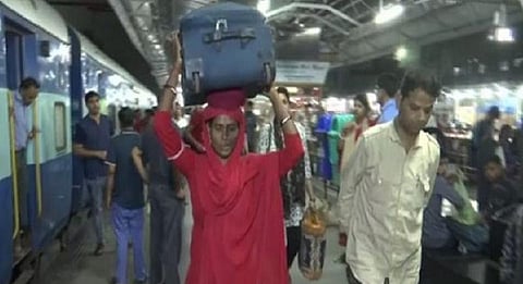 குடும்ப வறுமையை போக்க போராடும் சுமை தூக்கும் பெண் தொழிலாளி 