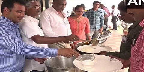 வாடிக்கையாளர்களுக்கு இலவச உணவு - பெட்ரோல் பங்க் உரிமையாளரின் நல்ல உள்ளம் 