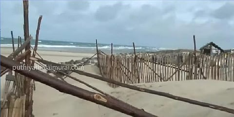 சூறைக்காற்றினால் தேங்கும் மணலை தடுக்க பனைமட்டைகள் - நகைக்கும் ஊர் மக்கள் 