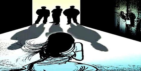 பழங்குடியினப் பெண்ணுக்கு கூட்டு பாலியல் வன்கொடுமை: பஞ்சாயத்து பேசிய ஊர் பெரியவர்கள் கைது