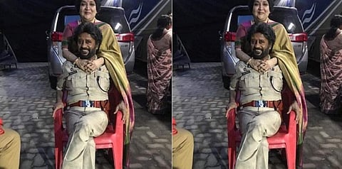 ‘தர்பார்’ காக்கிச்சட்டை கெட்அப்பில் மனைவி லதாவுடன் ரஜினி  - வைரலாகும் புகைப்படம்