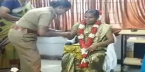 காவல் நிலையத்தில் பெண் காவலருக்கு வளைகாப்பு வைபவம்  