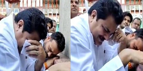 காந்தி சிலை முன் கதறி அழுத அரசியல் தலைவர்: கிண்டலடித்த நெட்டீசன்ஸ்