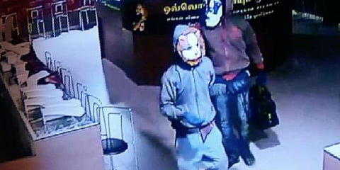 சிக்கினான் திருச்சி நகைக்கடை கொள்ளையன் - அடுத்தடுத்து அதிரடி திருப்பங்கள்..