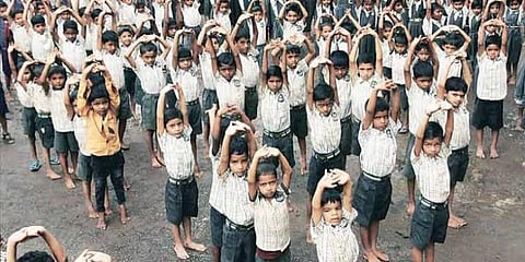 பள்ளிக் குழந்தைகளுக்கு கதர் ஆடை - மத்திய அரசு திட்டம்