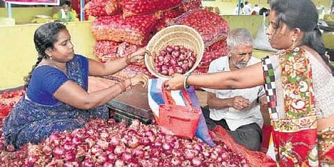 வெங்காயத்திற்காக அடித்து கொண்ட பெண்கள் - கைதாகி பின் விடுதலை 