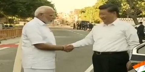 மோடியை சந்தித்து கைகுலுக்கினார் சீன அதிபர் ஸி ஜின்பிங் 