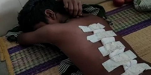“தெருவில் நடக்க முடியாது என அச்சுறுத்தல் வருகிறது” -  பிளேடால் கீறப்பட்ட மாணவனின் தாயார்..!