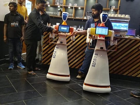 உணவு வழங்கி உபசரிக்கும் ரோபோக்கள் !