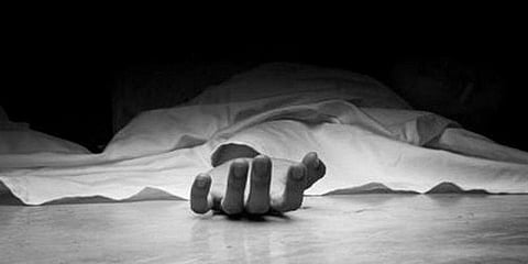 தந்தையைக் கொலை செய்த மகன் மனைவியுடன் கைது