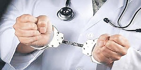 பிஎஸ்சி படித்துவிட்டு மருத்துவம் பார்த்தவர் கைது