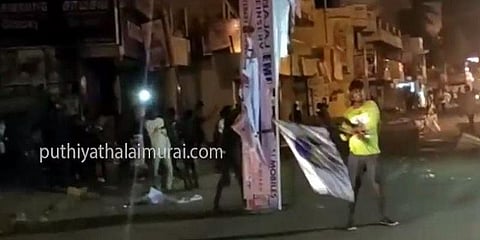 சிசிடிவி கேமராக்களை உடைத்து விஜய் ரசிகர்கள் ரகளை 