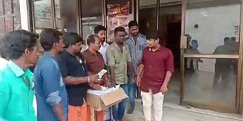 பிகில் படம் பார்க்க வருபவர்களுக்கு விதைப்பந்து : விஜய் ரசிகர்கள் அசத்தல் 