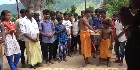 சுர்ஜித் பெயரை பூக்களால் அலங்கரித்து 108 விளக்கேற்றி பிரார்த்தனை 