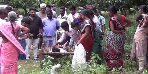 தேனீக்கள் தாக்கியதால் தண்ணீர் தொட்டியில் தவறி விழுந்து முதியவர் உயிரிழப்பு 
