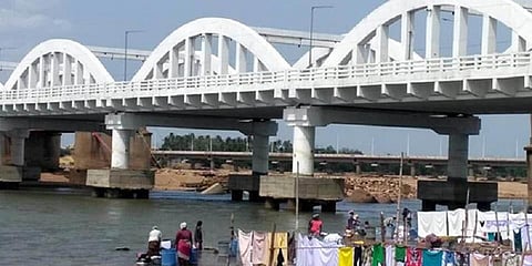 மாணவனை ஆற்றில் வீசி, மாணவியிடம் தவறாக நடக்க முயற்சி 