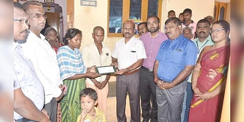 ரூ.10 லட்சம் காசோலையை சுஜித் பெற்றோரிடம் வழங்கினார் ‌ஆட்சியர்