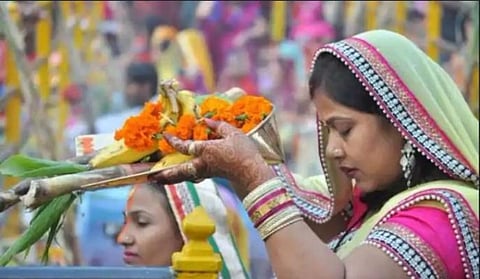 ஆற்றுக்குள் 15 மணி நேரம்  நின்று  சாத் பூஜை செய்த பெண்!