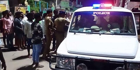 மதுபோதையில் சாலையில் செல்வோரை கத்தியால் வெட்டிய வாலிபர் 