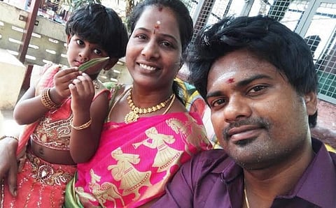 மகளை மடியில் கட்டிக்கொண்டு நர்ஸ் தற்கொலை: கணவர் இறந்ததால் சோக முடிவு