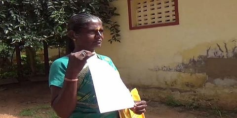 அரசு அதிகாரியே போலியான காசோலை கொடுத்துவிட்டார் - கணவரை இழந்த பெண் வேதனை 