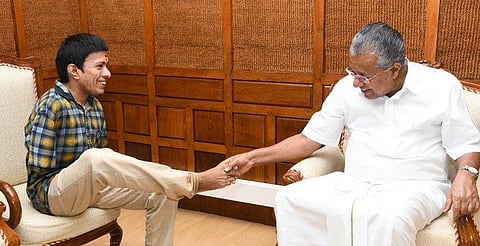 கேரள முதல்வரிடம் நிவாரண நிதி வழங்கிய மாற்றுத்திறனாளி - நெகிழ வைத்த புகைப்படம்