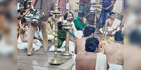 ஆலப்புழா கோயிலில் நடிகர் விக்ரமுடன் செல்பி எடுக்க போட்டி போட்ட ரசிகர்கள் 