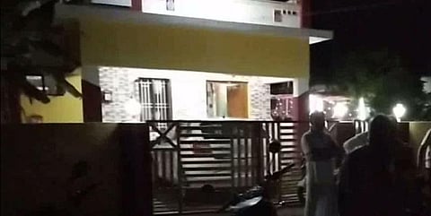 வீட்டின் பூட்டை உடைத்து 40 சவரன் நகை கொள்ளை 
