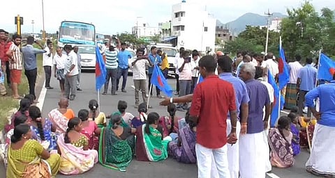 ‘தண்ணீர் எடுக்க மறுப்பு’ - பொதுக் கிணறை மீட்டுத் தரக்கோரி  போராட்டம்