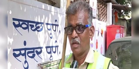 சினிமா பாடல்களை பாடி குப்பைகளை அகற்றும் துப்புரவுத் தொ‌ழிலாளி ‌