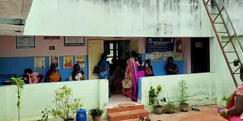 மருத்துவர்கள் விடுப்பு : ஆரம்ப சுகாதார நிலையத்தில் கர்ப்பிணிகள் கடும் சிரமம்